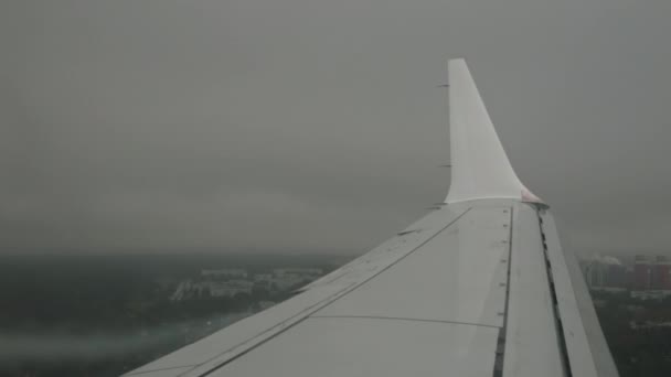 View Airplane Boing White Wing Plane Landing Riga Airport Gray — Vídeo de stock