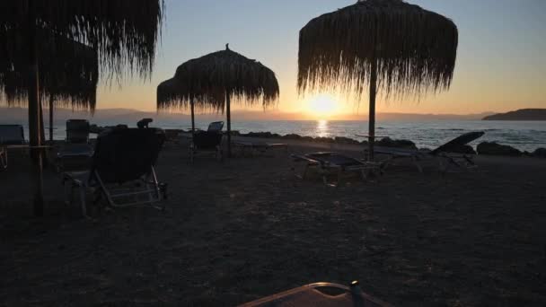 Timelapse Sunrise Silhouettes Beach Chairs Umbrellas Frame Man Preparing Launch — Vídeos de Stock