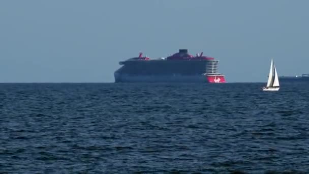 西班牙巴塞罗那 2022年5月29日 在巴利阿里海 与度假者一起航行的小船在展望中 在背景中的是坦克和大型游轮 高质量的4K镜头 — 图库视频影像