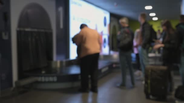 Frame Out Focus People Airport Waiting Luggage Arrival Conveyor Belt — Video