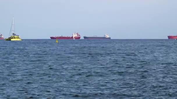 スペイン バルセロナ2022年5月29日 バレアレス海の水平線で 貨物船はバルセロナ港を発ちます 高品質4K映像 — ストック動画