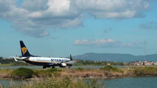 Kerkyra Grécia 2022 Aeroporto Corfu Avião Ryanair Decola Pista Mais — Vídeo de Stock