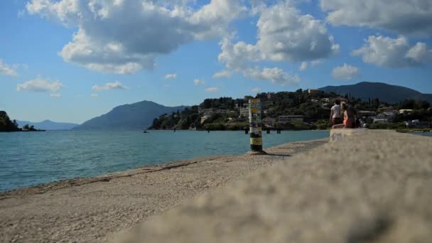 Kerkyra Yunanistan 2022 Kanoni Zaman Köprüsü Nsanların Turistlerin Yürüdüğü Güzel — Stok video