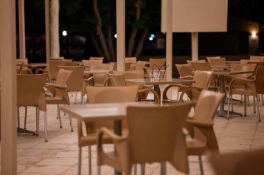 Gece Moraitika, Korfu, Yunanistan 'da Plastik Sandalyeleri ve Masaları olan Boş Otel Plastik Kafesi. Yüksek kalite fotoğraf