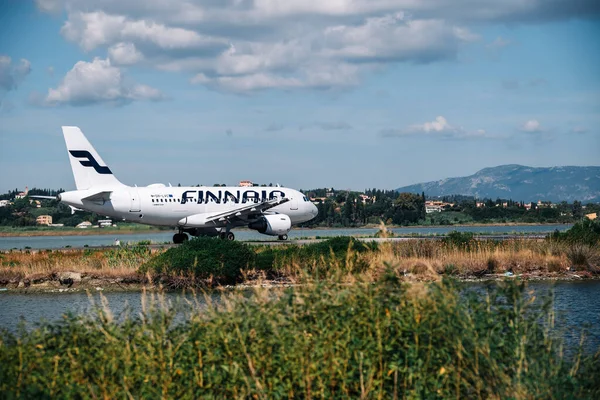 Kerkyra ギリシャ 2022年9月24日 コルフ空港のFinnair Plane 時間管理の概念 ジャグリング旅行の手配と時間通り 高品質の写真 — ストック写真