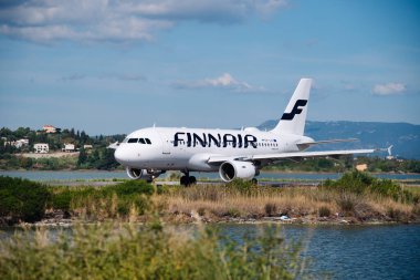 Kerkyra, Yunanistan - 09: 24 2022: Corfu Havaalanı, Finnair Uçak En Kısa İniş Pistinden Kalkışa Hazırlanıyor. Yüksek kalite fotoğraf