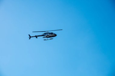 Kerkyra, Yunanistan - 09: 24 2022: Siyah ve Beyaz Helikopter Korfu Havaalanına iniyor. Dikey Landin ile Hava Aracını Kontrol Etme Konsepti. Yüksek kalite fotoğraf