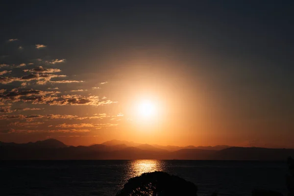 Malowniczy Widok Wschód Słońca Wyspy Korfu Widokiem Góry Półwyspu Bałkańskiego — Zdjęcie stockowe