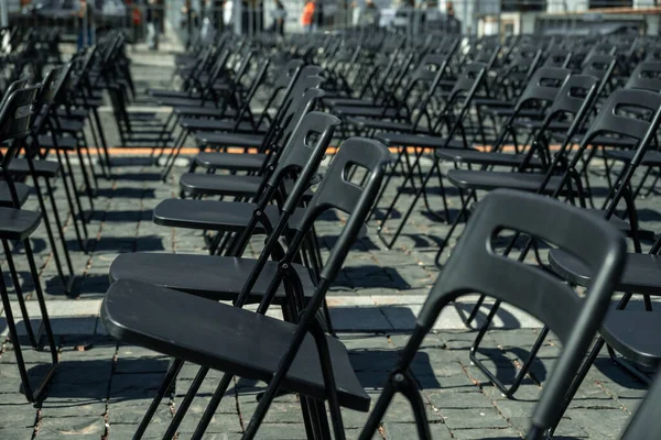 外の黒いプラスチック製の椅子の行 夏の日に開催 高品質の写真 — ストック写真