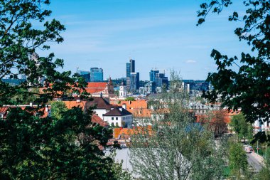 Vilnius, Litvanya - 06 05 2023: Turuncu çatıları olan eski şehir ve gökdelenleri olan yeni şehir. Yüksek kalite fotoğraf