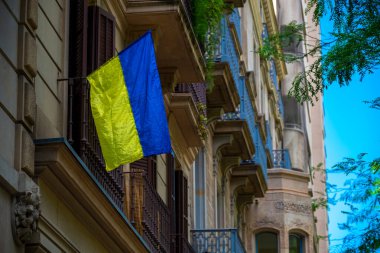 Barselona, İspanya - 26 Mayıs 2022: Ukrayna bayrağı destek işareti olarak Barcelona sokaklarında sallanıyor. Yüksek kalite fotoğraf