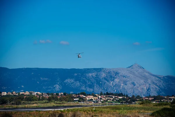 Kerkyra Grecja 2022 Nad Pasem Startowym Korfu Przeleciał Biały Helikopter — Zdjęcie stockowe
