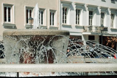 Vilnius, Litvanya - 06 05 2023: Eski kasabanın merkezindeki belediye binası meydanındaki çeşme. Yüksek kalite fotoğraf