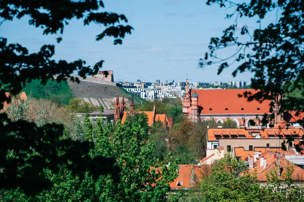 Вильнюс Литва 2023 Вид Старый Город Оранжевыми Крышами Новыми Современными — стоковое фото