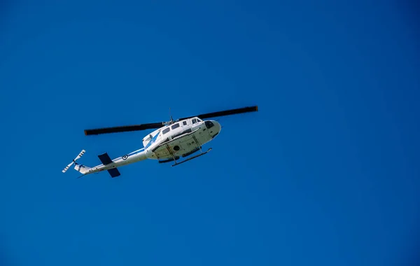 Kerkyra Yunanistan 2022 Beyaz Helikopterle Corfu Adasının Üzerinden Açık Mavi — Stok fotoğraf