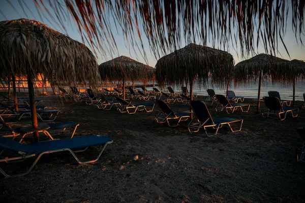 Uitzicht Een Leeg Rotsachtig Strand Met Ligstoelen Parasols Bij Zonsopgang — Stockfoto