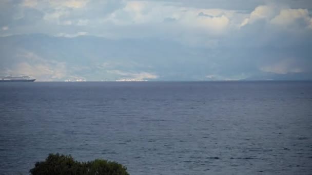 一艘时间差的游轮在科孚和希腊半岛之间的爱奥尼亚海航行 高质量的4K镜头 — 图库视频影像