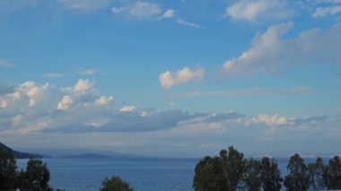 İyon Denizi manzaralı, botlu ve Korfu adalı uçaklar Kerkyra havaalanına iniyor. Yüksek kalite 4k görüntü