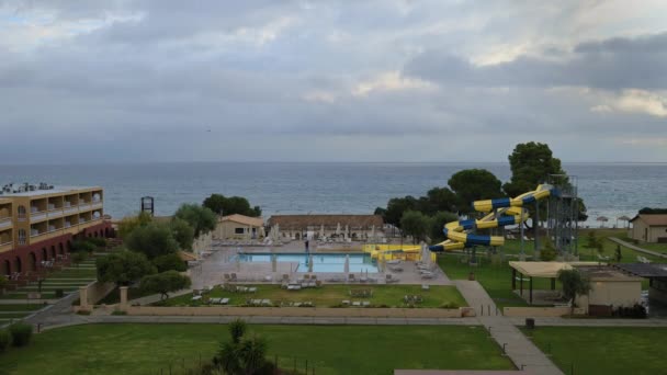 希腊莫莱蒂卡 2022年9月27日 爱奥尼亚海和希腊巴尔干半岛的时间景观 空荡荡的游泳池 酒店内的滑水和日光浴 原因是天气恶劣和下雨 工人是清洁池 — 图库视频影像