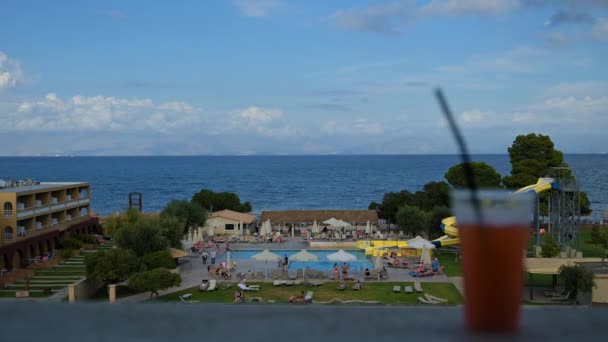 Морайтика Греция 2022 Timelapse View Ionian Sea Hotel People Sunbathe — стоковое видео