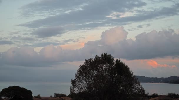 Timelapse Cielo Atardecer Inolvidable Con Nubes Anaranjadas Sobre Mar Jónico — Vídeo de stock