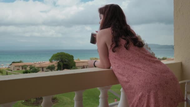 Młoda Kobieta Jasnej Sukience Stoi Balkonie Hotelowym Pochylając Się Balkonie — Wideo stockowe