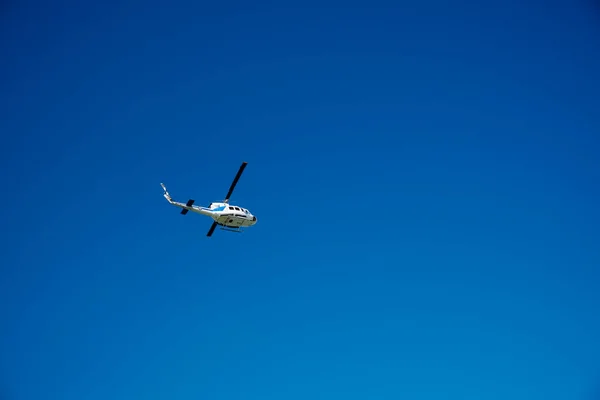 Керкира Греция 2022 Белый Вертолет Пролетает Над Островом Корфу Против — стоковое фото
