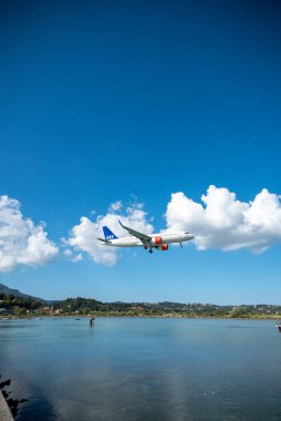 Kerkyra, Yunanistan - 09: 24 2022: SAS İskandinav Havayolları uçağı Korfu Havaalanına iniyor. Ayrı bölgelere ve adalara seyahat kavramı. Anakara ile ada arasındaki Hava Kuvvetleri