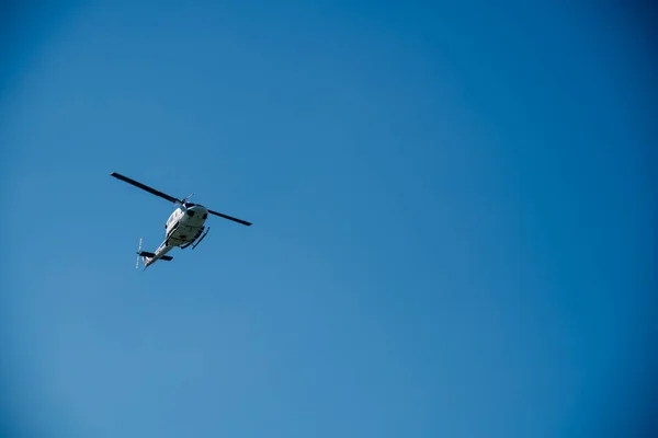 Kerkyra Grécia 2022 Vista Inferior Helicóptero Branco Sobrevoa Ilha Corfu — Fotografia de Stock