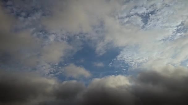 Čas Krátí Jako Letní Modrá Obloha Vzdušnými Mraky Pokryta Šedými — Stock video