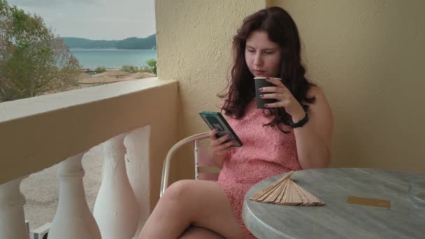Žena Jasných Šatech Sedí Židli Hotelu Balkon Korfu Žena Těší — Stock video