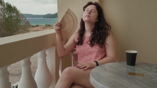 Wanita Lembut Gelombang Kipas Angin Menciptakan Irama Menenangkan Dan Rasa — Stok Video