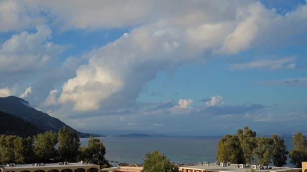 时间流逝在一个冥想胜地 云彩飘浮在空中 风吹着树梢 可以看到科孚和爱奥尼亚海的群山 高质量的4K镜头 — 图库视频影像