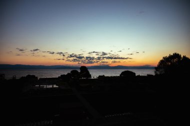 İlk Güneş ışınları, Korfu 'daki Balkan Yarımadası Dağları' na yansıyor. Uyku-uyanma döngüsü ve insan sağlığı kavramı. Yüksek kalite fotoğraf