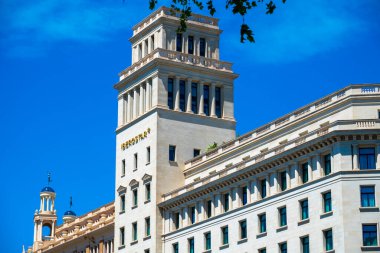 Barcelona, İspanya - 26 Mayıs 2022: Plaza Catalunya 'daki Iberostar otel binası. Yüksek kalite fotoğraf