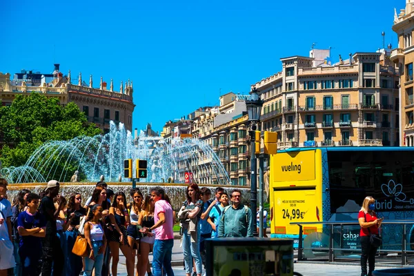 Barcelona Spain May 2022 Foreground People Standing Crosswalk Background Fountain — Stock Photo, Image