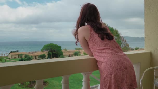 Молодая Женщина Ярком Платье Стоит Балконе Отеля Опираясь Балкон Рельс — стоковое видео