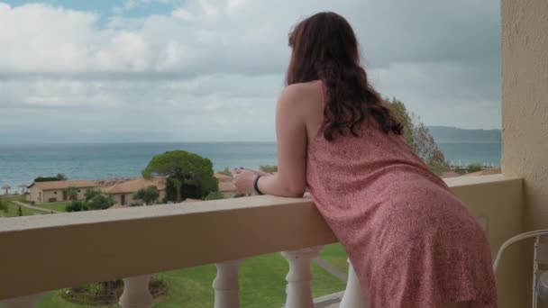 Elbiseli Kadın Balkona Yaslanıyor Müziğe Yöneliyor Genç Kadın Müzik Dünyasına — Stok video