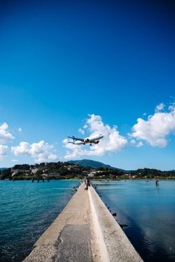 Kerkyra, Yunanistan - 09: 24 2022: SAS İskandinav Hava Yollarının Yakın Çekimi uçakları izleme platformu ve su pisti üzerinde uçuyor. Turist mekanı konsepti. Yüksek kalite fotoğraf