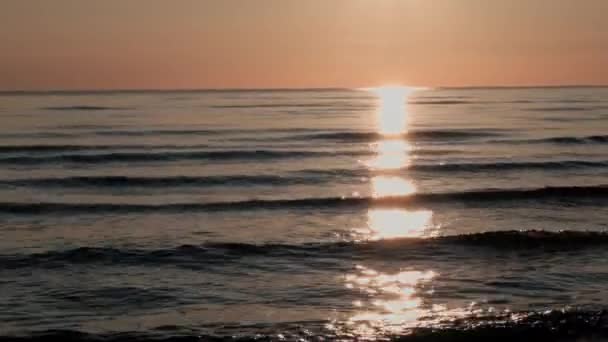 Ακτίνες Του Ανατέλλοντος Ήλιου Αντανακλώνται Στα Κύματα Της Θάλασσας Δημιουργώντας — Αρχείο Βίντεο