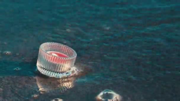 海滩上的蜡烛被海浪冲刷和扑灭 失去希望的概念和水元素的力量 高质量的4K镜头 — 图库视频影像