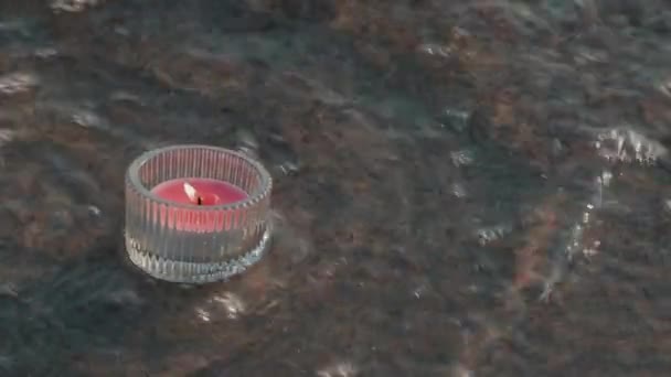 茶壶在潮湿的沙滩上的玻璃烛台上燃烧 并被海水洗净 在沙滩上被蜡烛环绕的沉思的概念 传达着平静 和谐和宁静的心灵 高质量4K — 图库视频影像