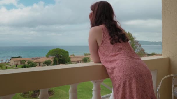 Vrouw Gaat Naar Het Balkon Ontspannen Genieten Van Het Uitzicht — Stockvideo
