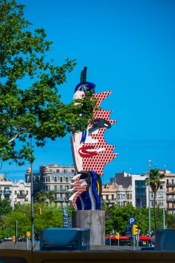 Barselona, İspanya - 26 Mayıs 2022: İnanılmaz sürreal heykel - Sanatçı Roy Lichtenstein 'ın Barcelona' nın Yüzü. Yüksek kalite fotoğraf