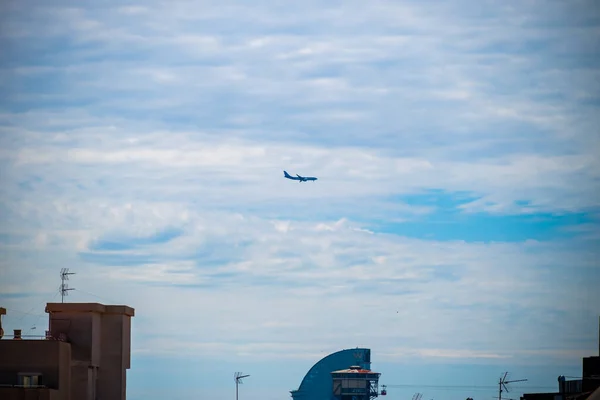 Барселона Испания Мая 2022 Года Самолет Пролетает Над Крышами Направляясь — стоковое фото