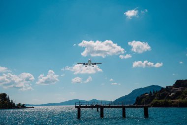 Kerkyra, Yunanistan - 09: 24 2022: Corfu Havaalanı 'ndaki kısa piste kolay bir jet uçağı indi. Sudaki pist manzarası. Yüksek kalite fotoğraf