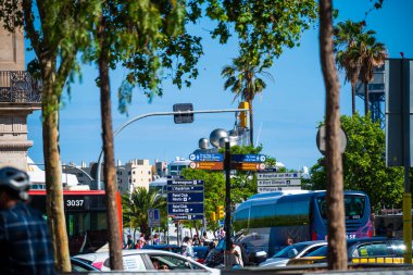 Barselona, İspanya - 26 Mayıs 2022: Barcelona limanının görüntüsü ve yoğun bir kavşak trafiği. Yüksek kalite fotoğraf