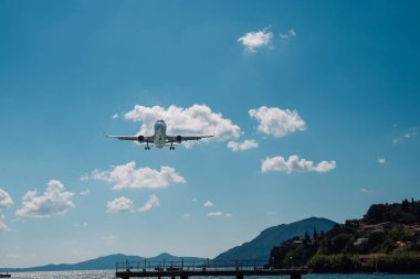Kerkyra, Yunanistan - 09: 24 2022: Wizz Air Airplane Over Mountains ve On Dorground of Blue Sky and White Air Clouds. Yüksek kalite fotoğraf