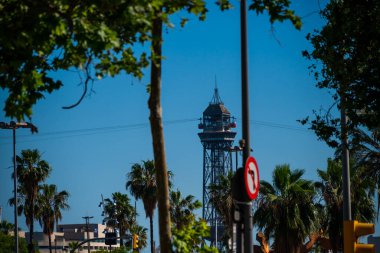Barselona, İspanya - 26 Mayıs 2022: Kırmızı arabalar teleferiğe binip Barcelona 'daki kuleyi geçtiler. Yüksek kalite fotoğraf
