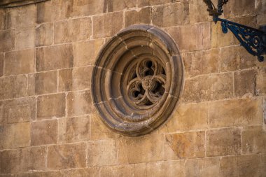 Barcelona, İspanya - 26 Mayıs 2022: Gotik Mahallesi 'ndeki eski kasabanın duvarında güzel bir roset. Yüksek kalite fotoğraf